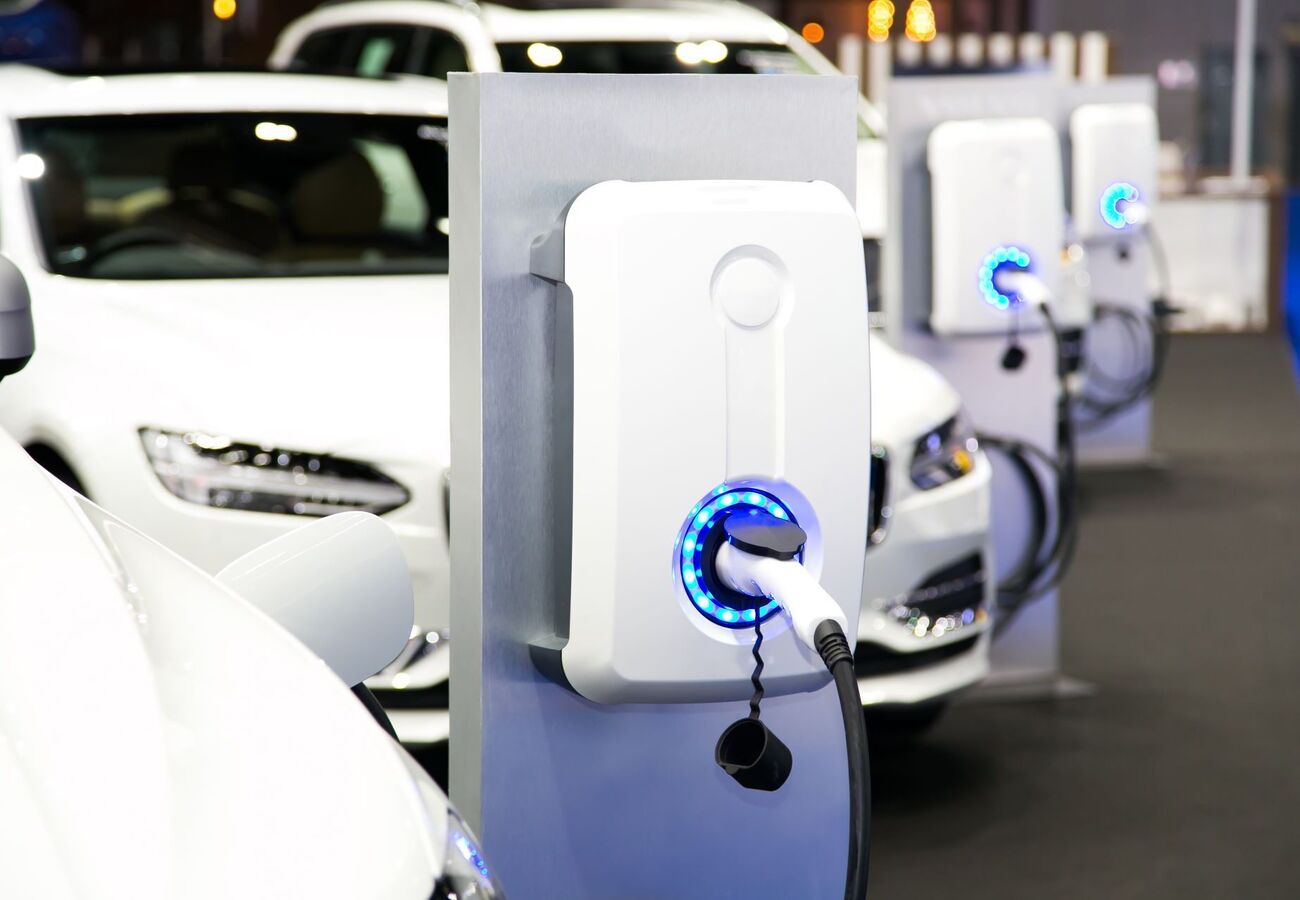 Elektrofahrzeuge laden an EV-Ladestationen
