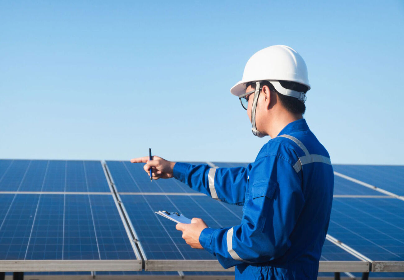 Elektroinstallateur bei einer Photovoltaikanlage