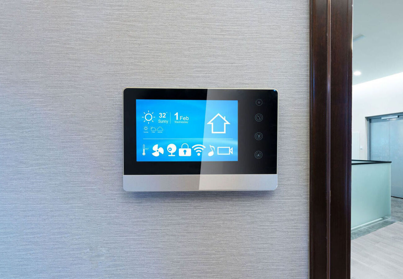 Smart Home Panel an einer Wand